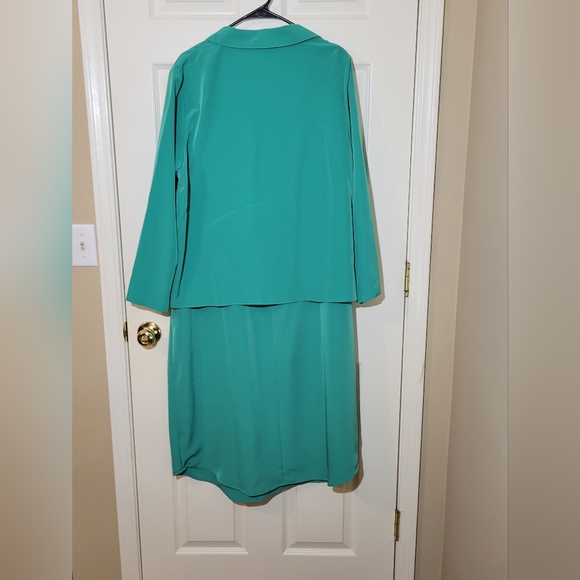 Women's plus size green two-piece jacket and dress set. - Picture 2 of 5